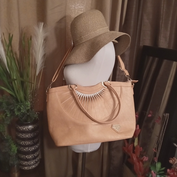 Stylish π Purse πΈππ
- Picture 1 of 3